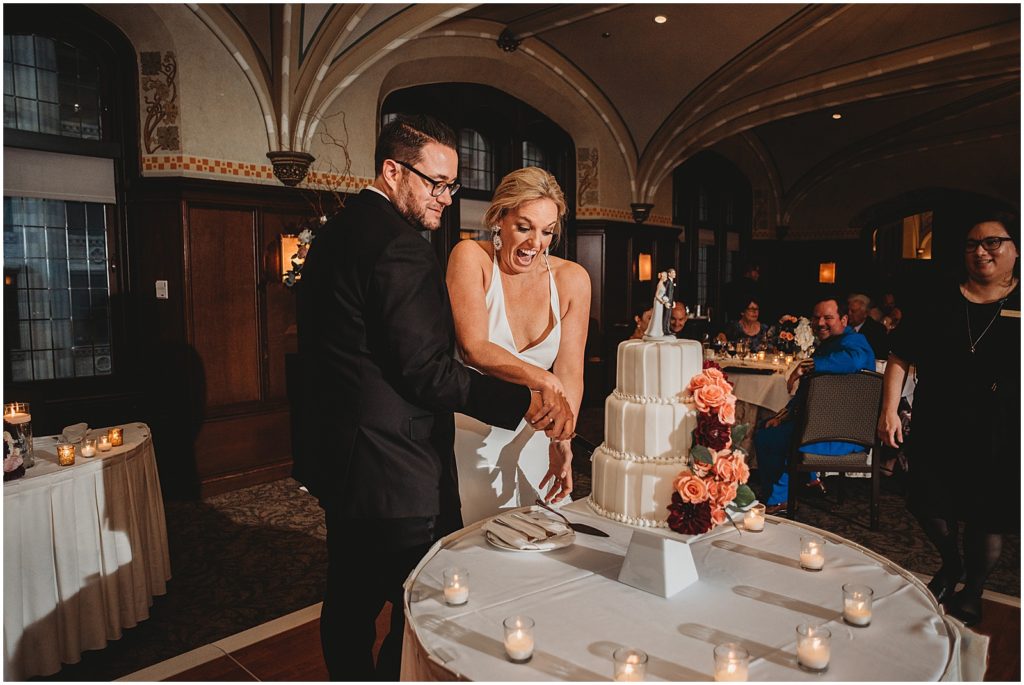 bride groom cake cutting